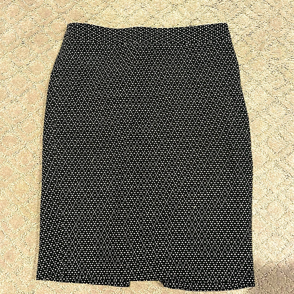 Beautiful stretch skirt. Midl-length, classy, classic.
